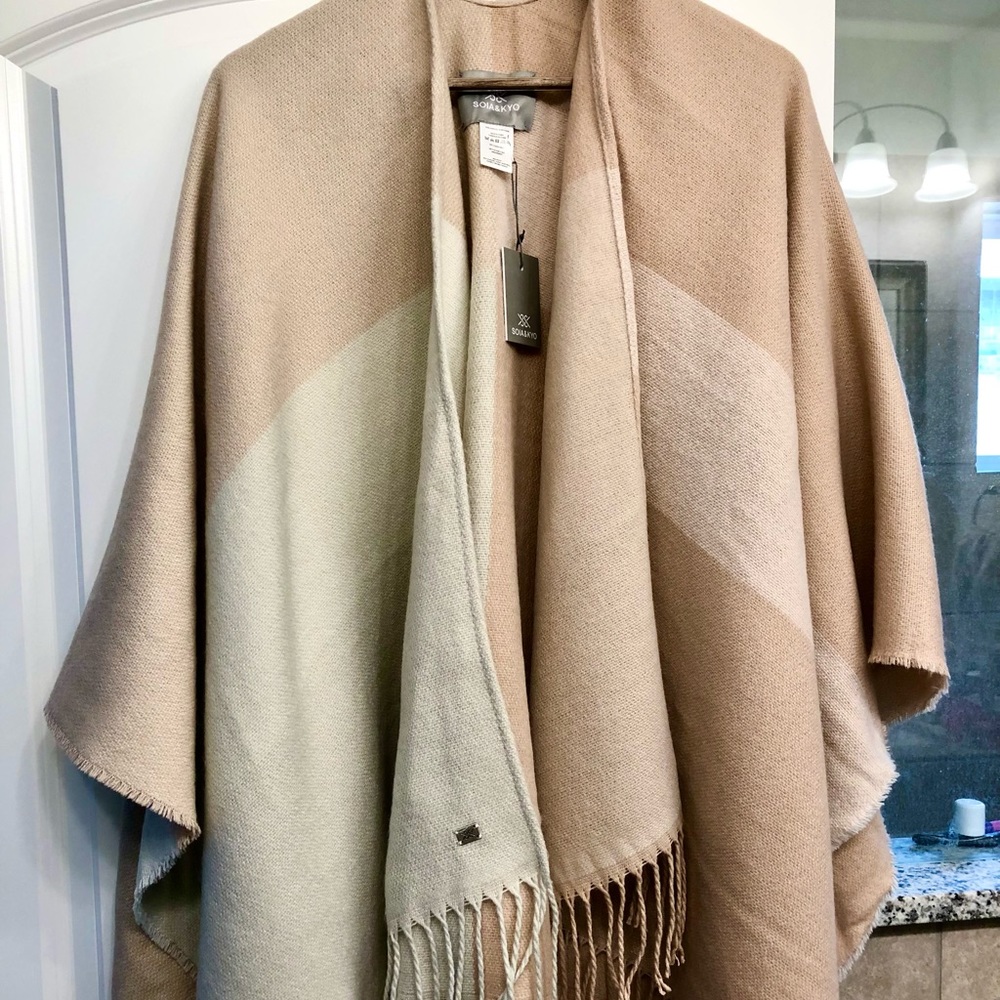 NWT 💗Soia & Kyo💗 Wrap (beige/cream)